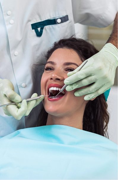 Un parodontiste est un dentiste qui a terminé un programme universitaire postdoctoral intensif en parodontie, suite à l’obtention de son diplôme en médicine dentaire.